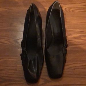 Valley Lane “Bessie” Navy Pump with Side Bow